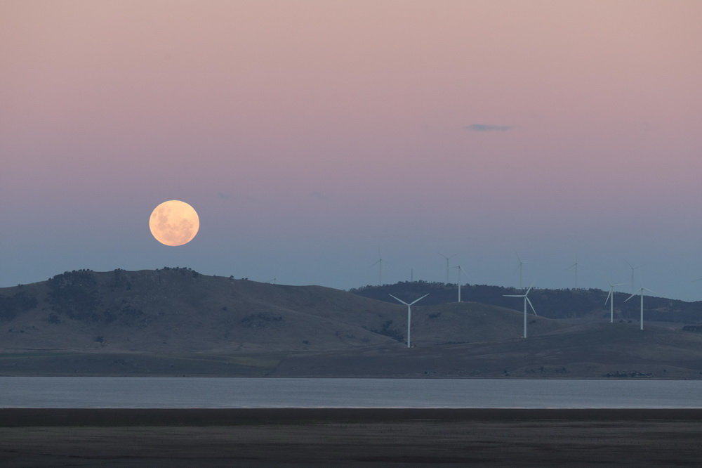 這是5月26日在澳大利亞堪培拉附近拍攝的“超級月亮”。新華社發（劉暢暢攝）
