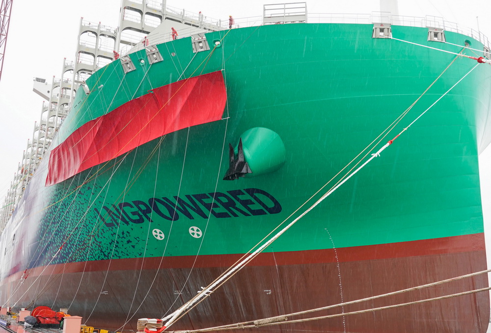 這是5月26日在上海拍攝的超大型雙燃料集裝箱船“達飛·特羅卡德羅”號。