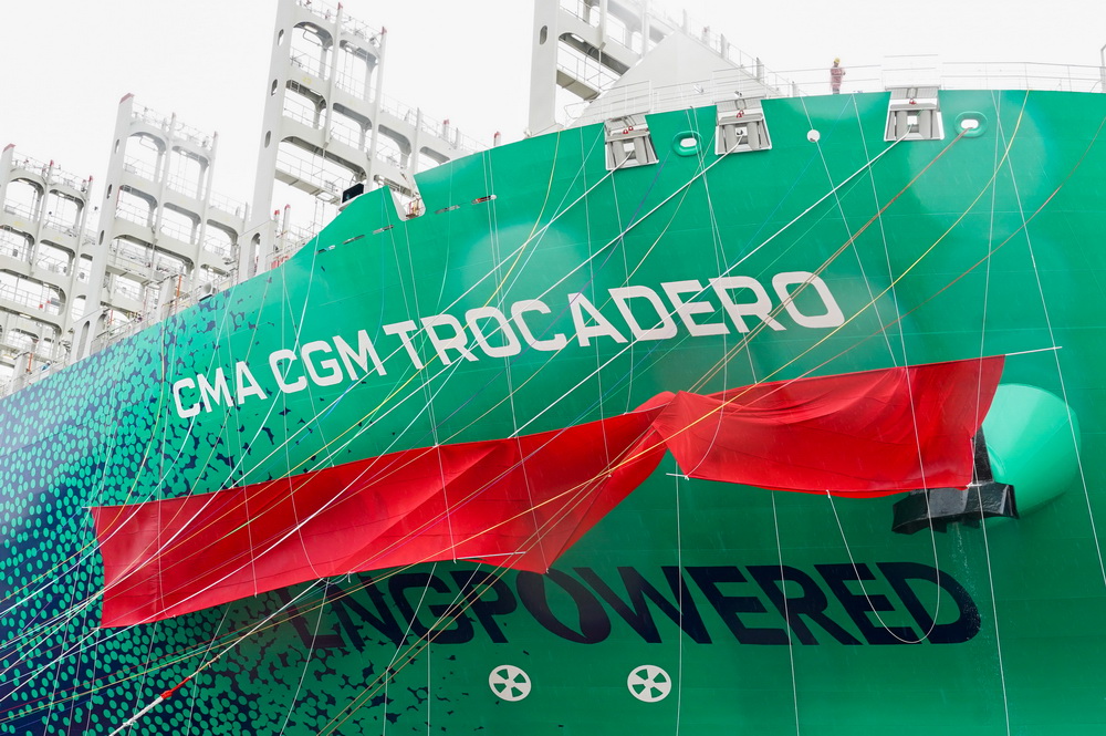 这是5月26日在上海拍摄的超大型双燃料集装箱船“达飞・特罗卡德罗”号。