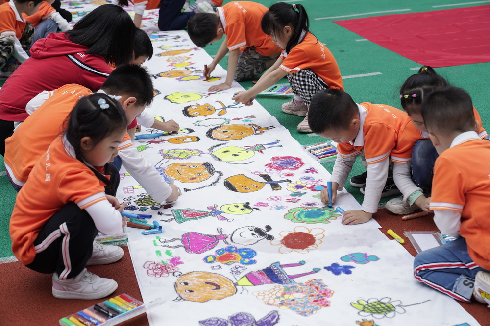 5月26日，重慶市北碚區實驗幼兒園的孩子們在長卷上繪畫。