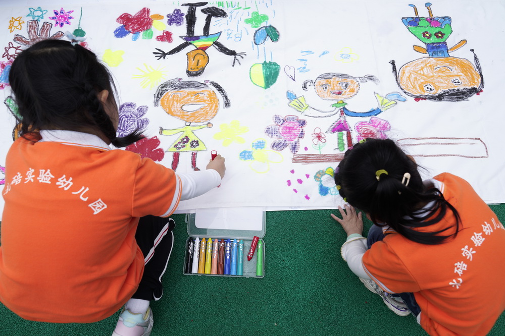 5月26日，重慶市北碚區實驗幼兒園的孩子們在長卷上繪畫。
