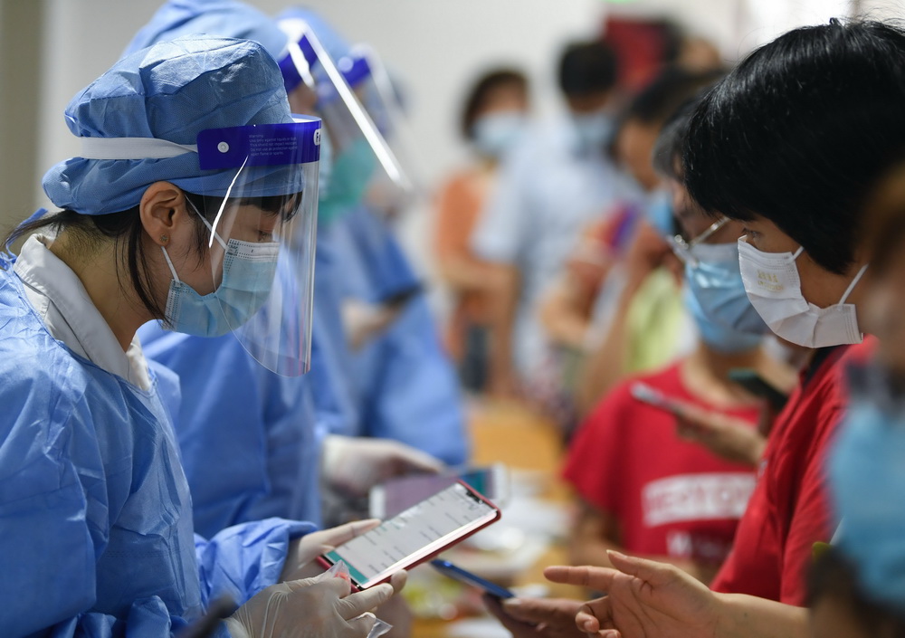 在廣州荔灣體育館核酸檢測點，醫務人員核對前來進行核酸檢測的市民的信息（5月26日攝）。