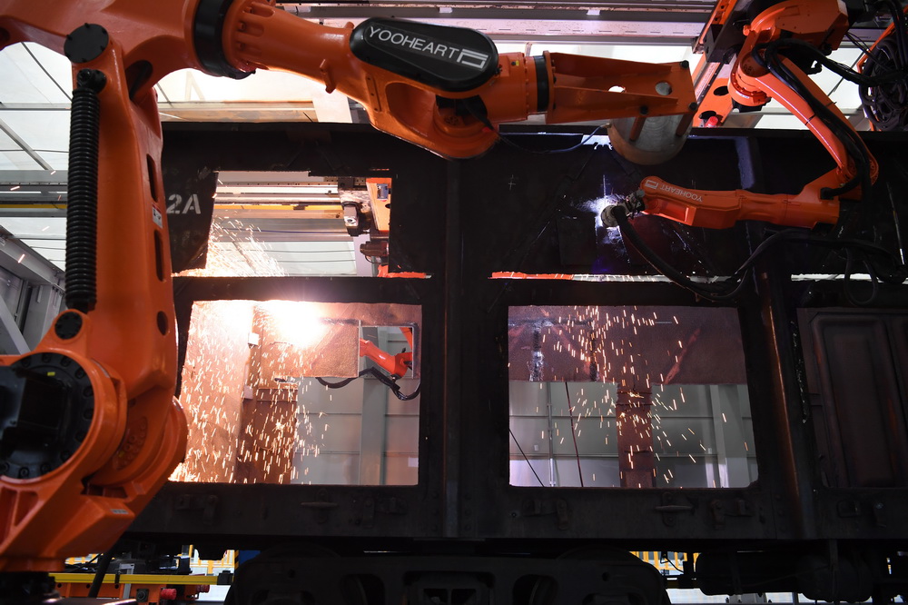 在報廢貨車拆解生產線上，機器人手臂對車廂進行拆解（5月26日攝）。