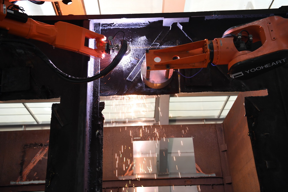 在報廢貨車拆解生產線上，機器人手臂對車廂進行拆解（5月26日攝）。