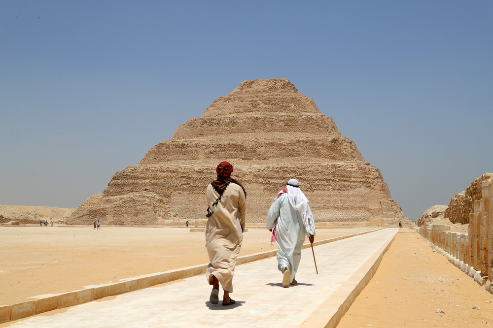 5月26日，游客在埃及首都開羅市區以南的階梯金字塔建筑群景區游玩。新華社記者 隋先凱 攝