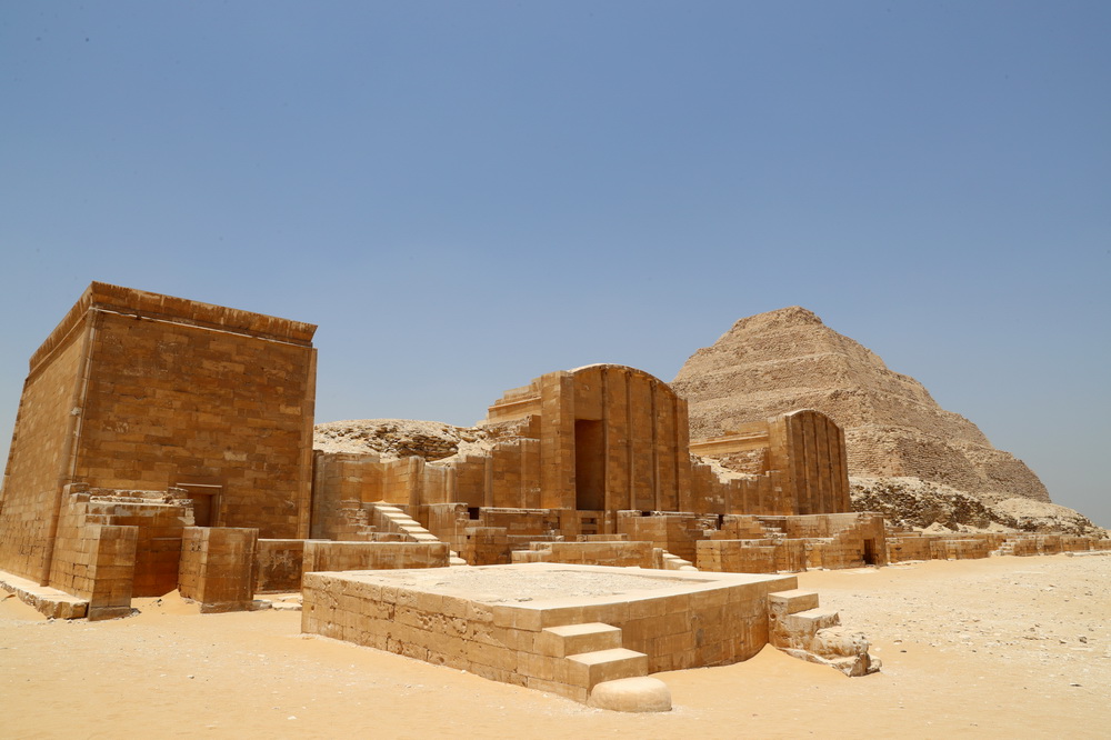 這是5月26日在埃及首都開羅市區以南拍攝的階梯金字塔建筑群景區。新華社記者 隋先凱 攝