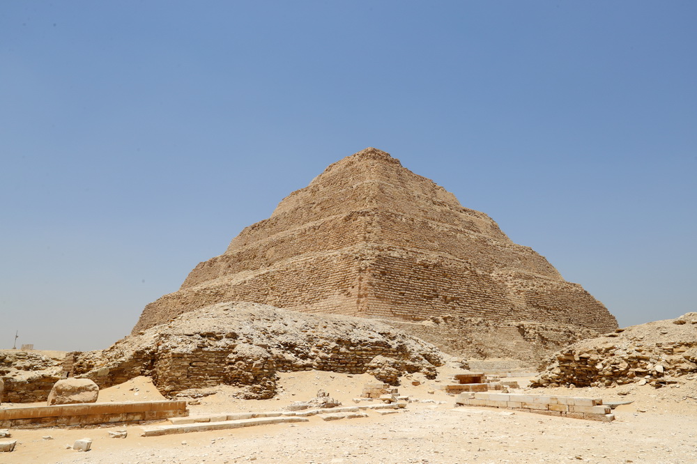 這是5月26日在埃及首都開羅市區以南拍攝的階梯金字塔。新華社記者 隋先凱 攝