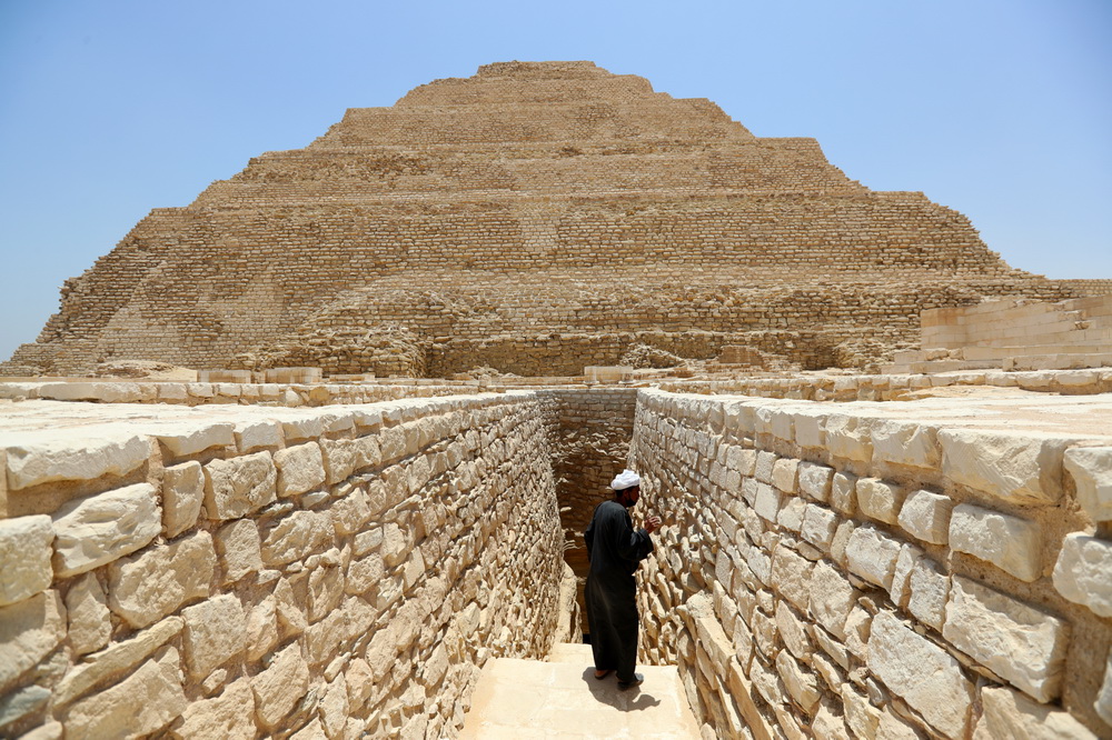 這是5月26日在埃及首都開羅市區以南拍攝的階梯金字塔。新華社記者 隋先凱 攝