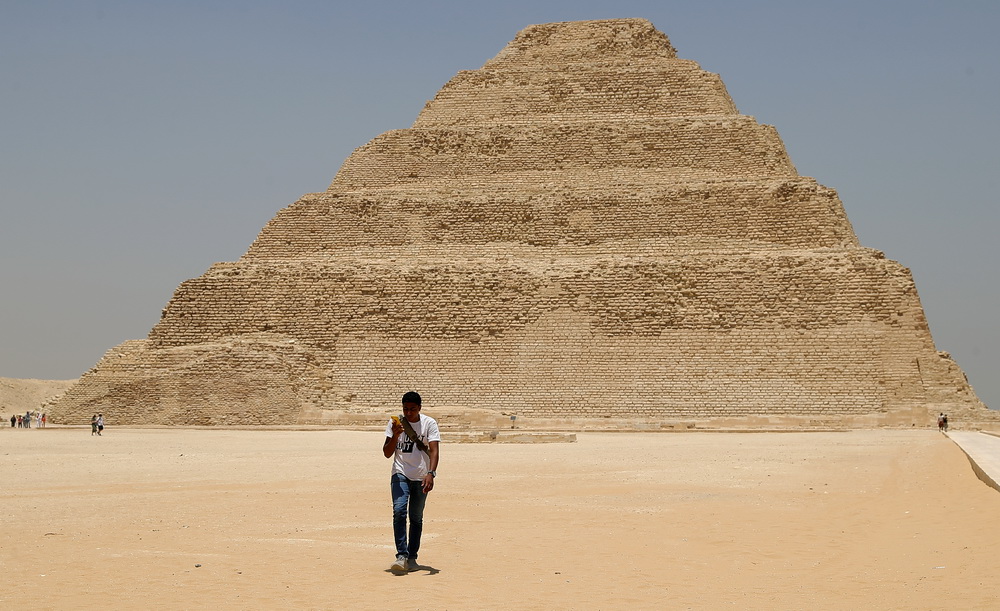 5月26日，游客在埃及首都開羅市區以南的階梯金字塔建筑群景區游玩。新華社記者 王東震 攝