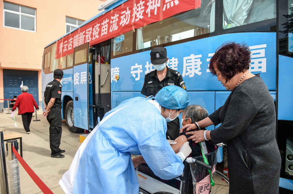 5月27日，在大興區青雲店鎮東店村，醫護人員下車為一位八旬老人接種疫苗。