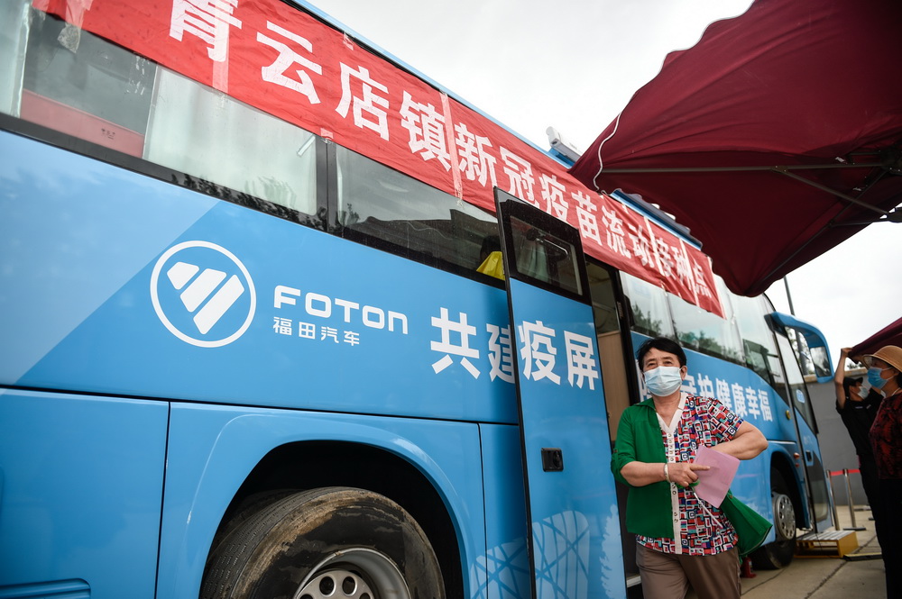 5月27日，在大興區青雲店鎮東店村，村民接種完疫苗后下車。