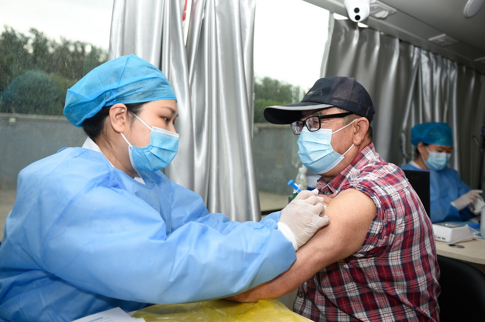 5月27日，在大興區青雲店鎮東店村，村民在疫苗接種車上接種新冠疫苗。