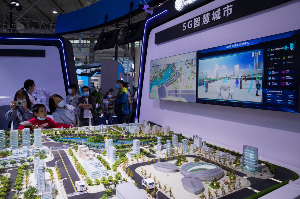 5月27日，在2021中國國際大數據產業博覽會展館，觀眾在參觀5G未來城市運營中心沙盤。新華社記者 金立旺 攝