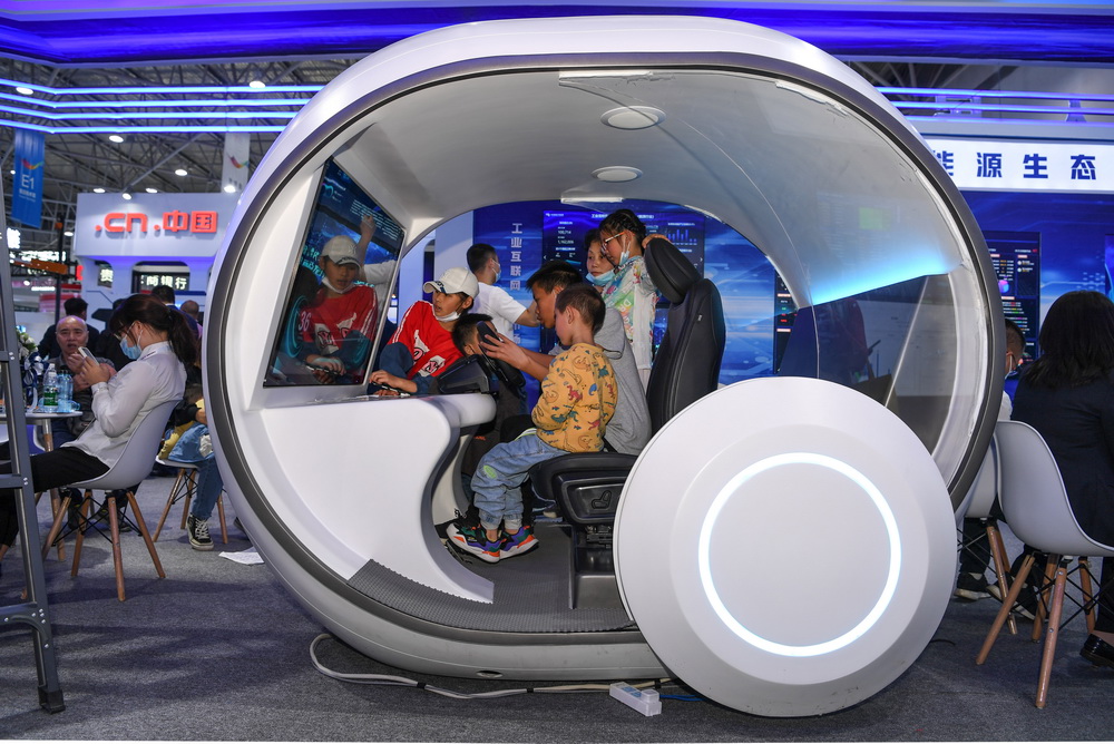 5月27日，孩子們在“數博會”上通過虛擬電動車體驗綠色出行。新華社記者 楊文斌 攝