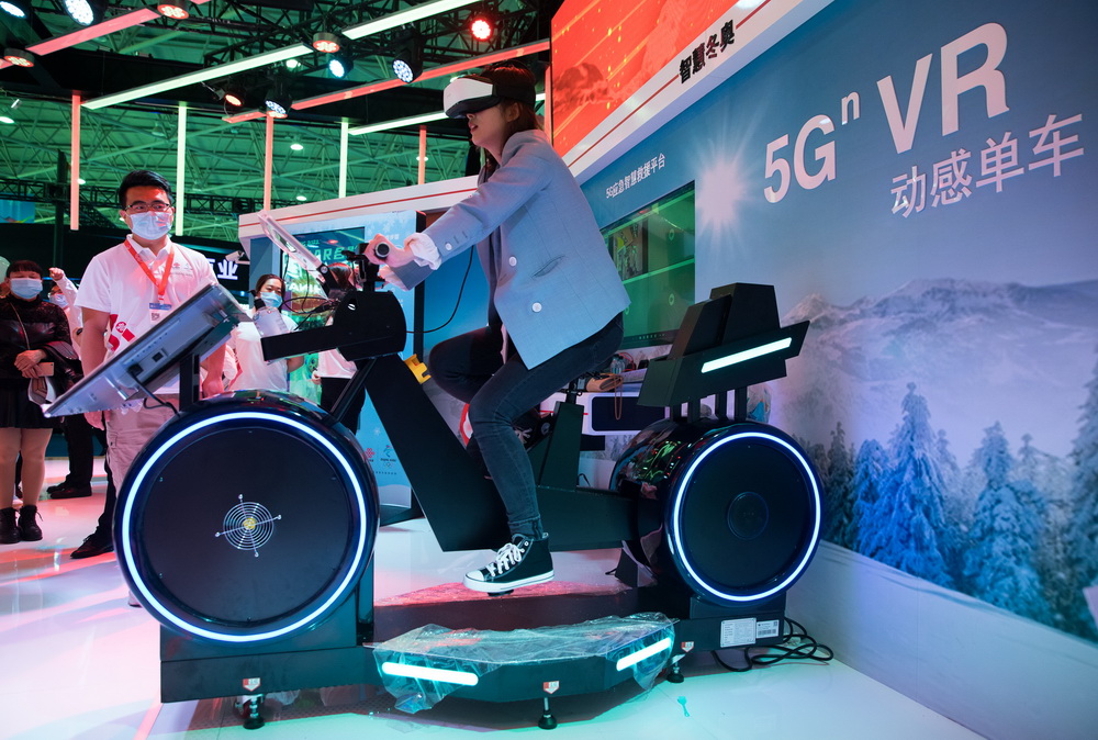 5月27日，在2021中國國際大數據產業博覽會展館，觀眾在體驗5G虛擬現實動感單車。新華社記者 金立旺 攝