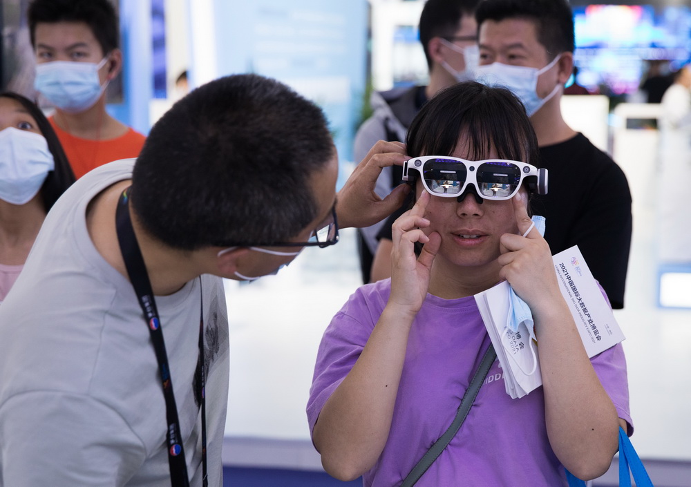 5月27日，在2021中國國際大數據產業博覽會展館，觀眾在體驗混合現實全息教室。新華社記者 金立旺 攝