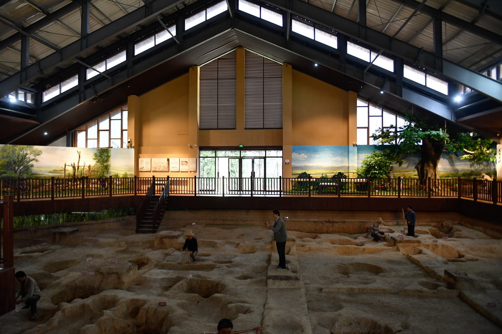 這是上山考古遺址公園發掘原址上的考古情景再現（5月12日攝）新華社記者 黃宗治 攝