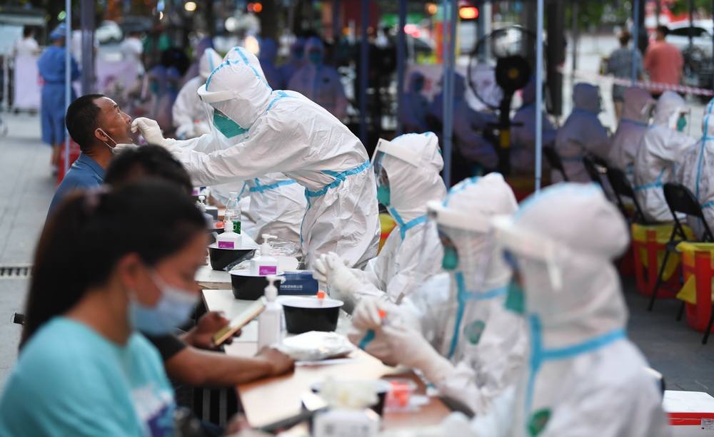 5月27日，在廣州荔灣區廣鋼新城核酸臨時採集點，南方醫科大學南方醫院的醫務人員進行核酸檢測採樣。