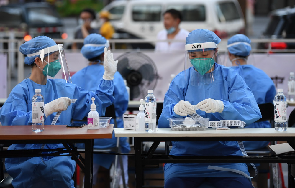5月27日，在廣州荔灣區廣鋼新城核酸臨時採集點，南方醫科大學南方醫院的醫務人員進行檢測前准備工作。