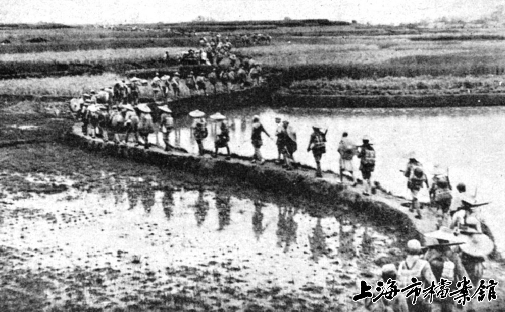 解放军日夜兼程，向上海进军（资料照片）。新华社发（上海市档案馆提供）