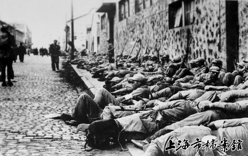 1949年5月27日，上海宣告解放。這座中國最大的城市，終於回到人民的懷抱。此時距中國共產黨在此秘密創建，已隔28年。新華社發（上海市檔案館提供）