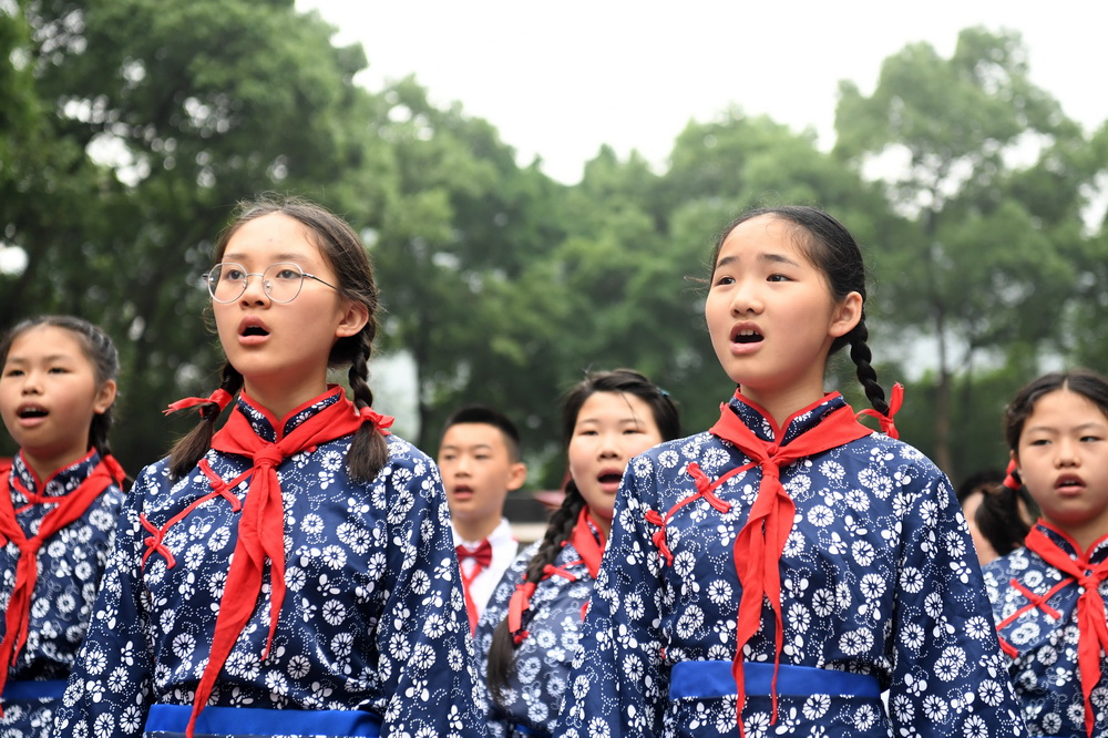5月28日，少年兒童代表在主題活動上演唱。