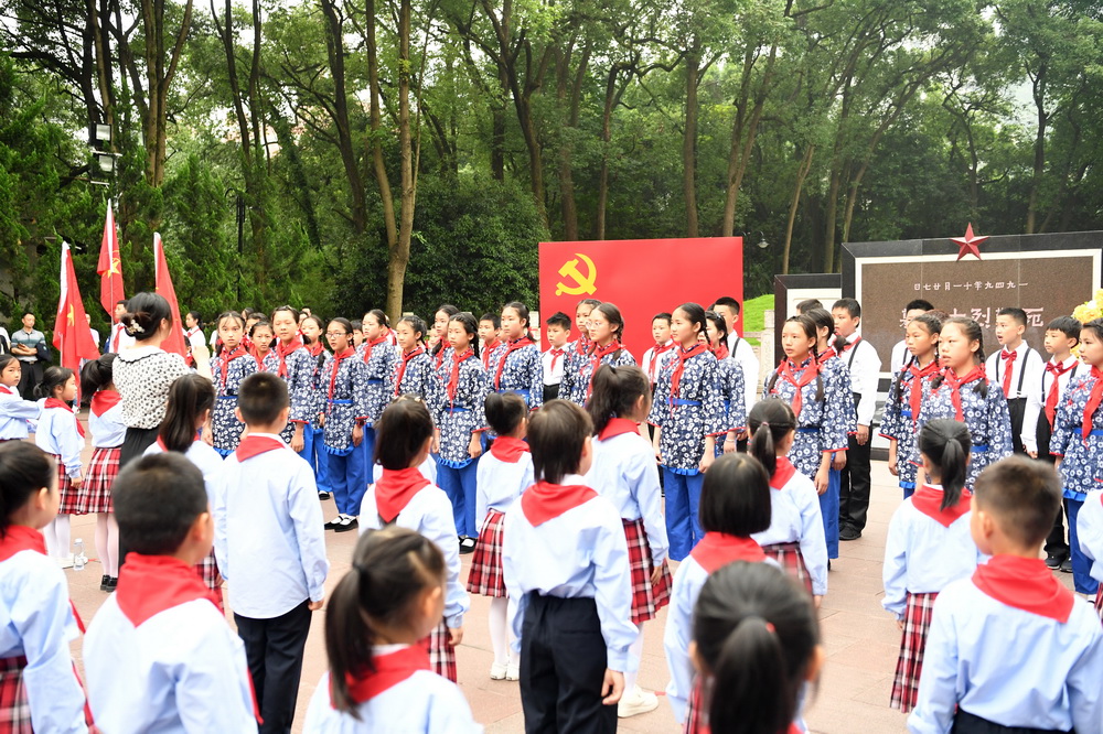 5月28日，少年儿童代表和老师代表在主题活动上。