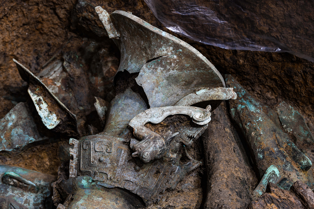 這是在四川德陽廣漢市三星堆遺址拍攝的青銅頂尊人像上的尊和龍形裝飾（5月14日攝）。新華社記者 王曦 攝