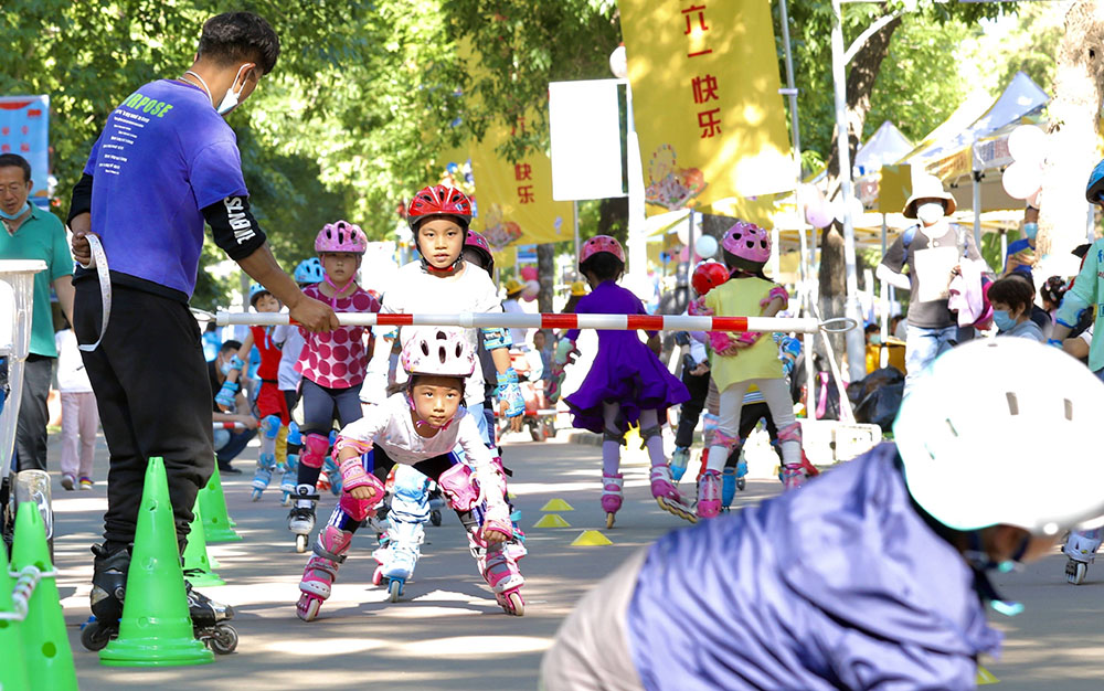 5月29日，小朋友在中国儿童中心的活动上体验轮滑运动。