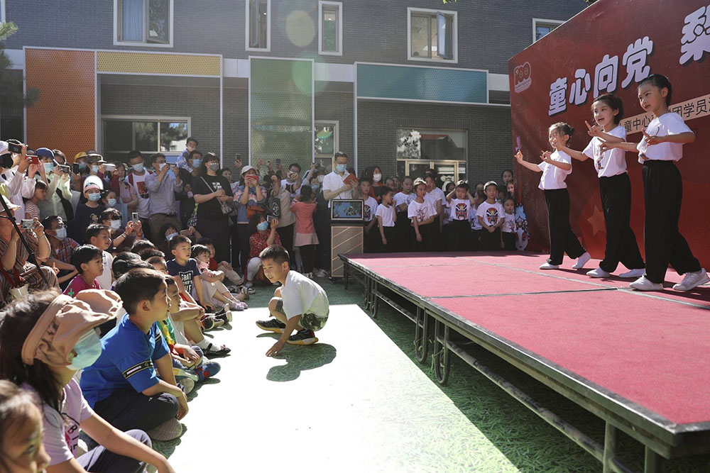 5月29日，小朋友在中国儿童中心的活动上表演京剧。