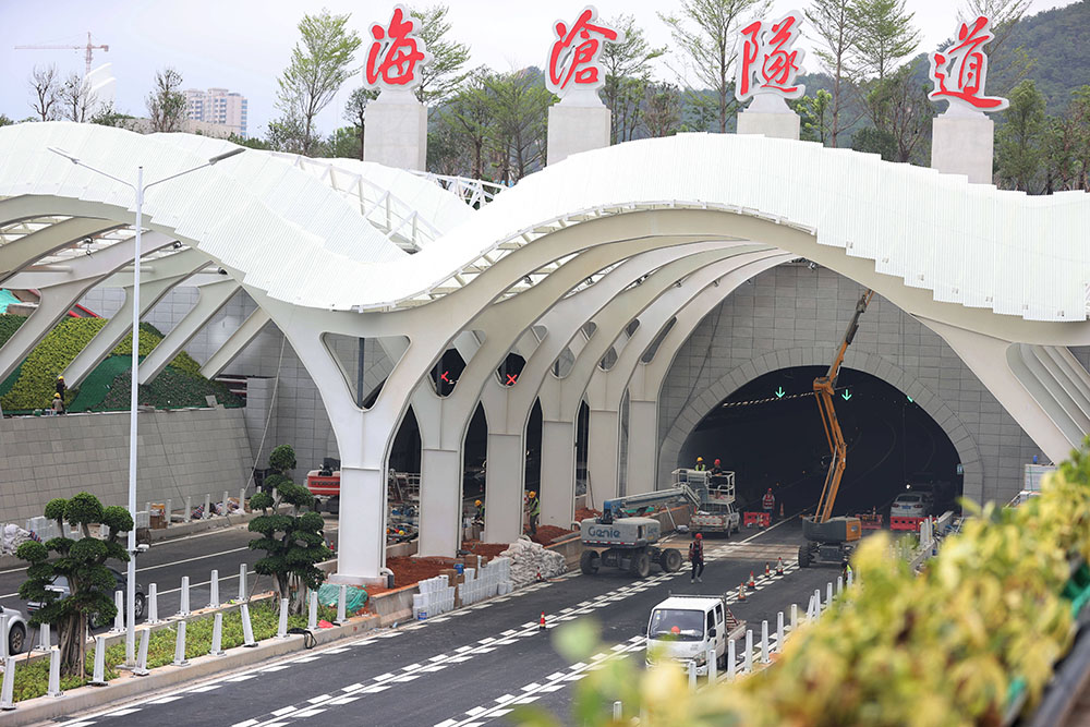 5月29日，工人在厦门海沧海底隧道出入口施工。新华社发（曾德猛 摄）