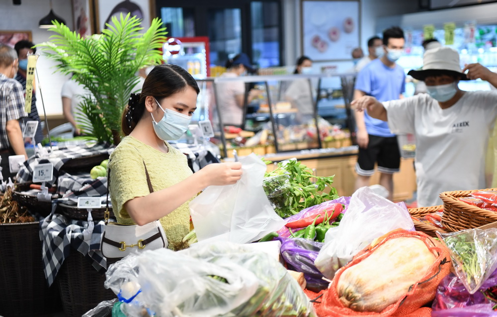 5月30日，市民在廣鋼新城一家社區超市選購蔬菜。