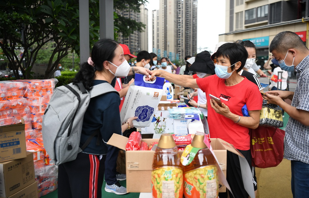5月30日，市民在廣鋼新城廣州友誼商店移動服務點購買生活用品。
