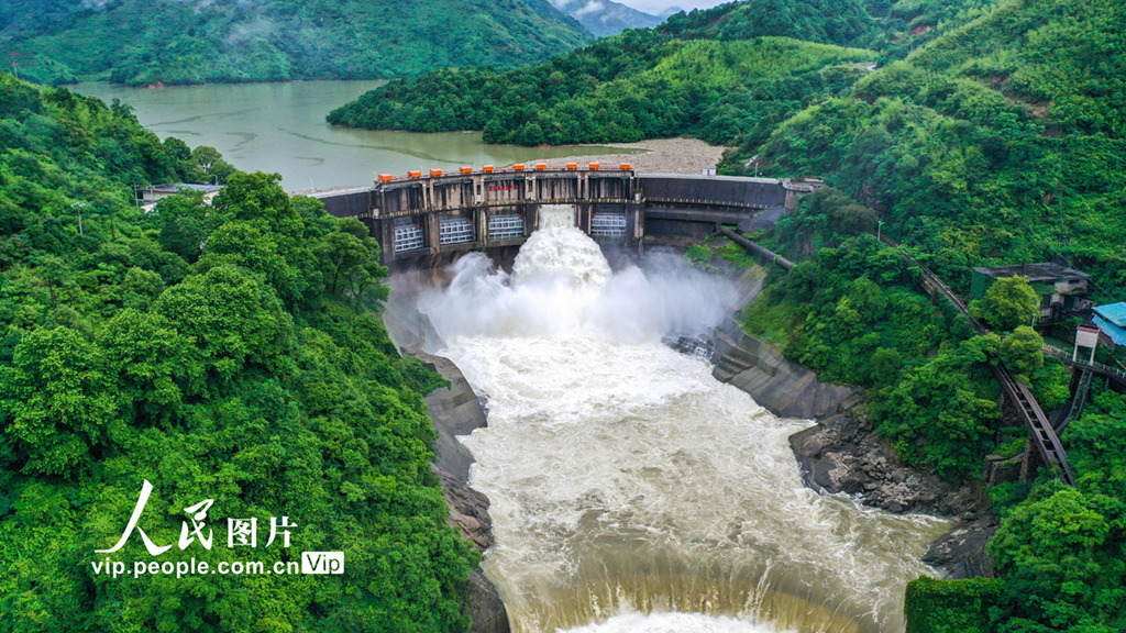 2021年5月30日，位於湖南省郴州市桂陽縣的歐陽海水庫正在開閘泄洪，確保安全度汛。