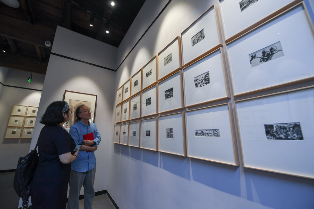 5月30日，觀眾在高虹新四軍紅色文化體驗館觀看革命主題的版畫作品。