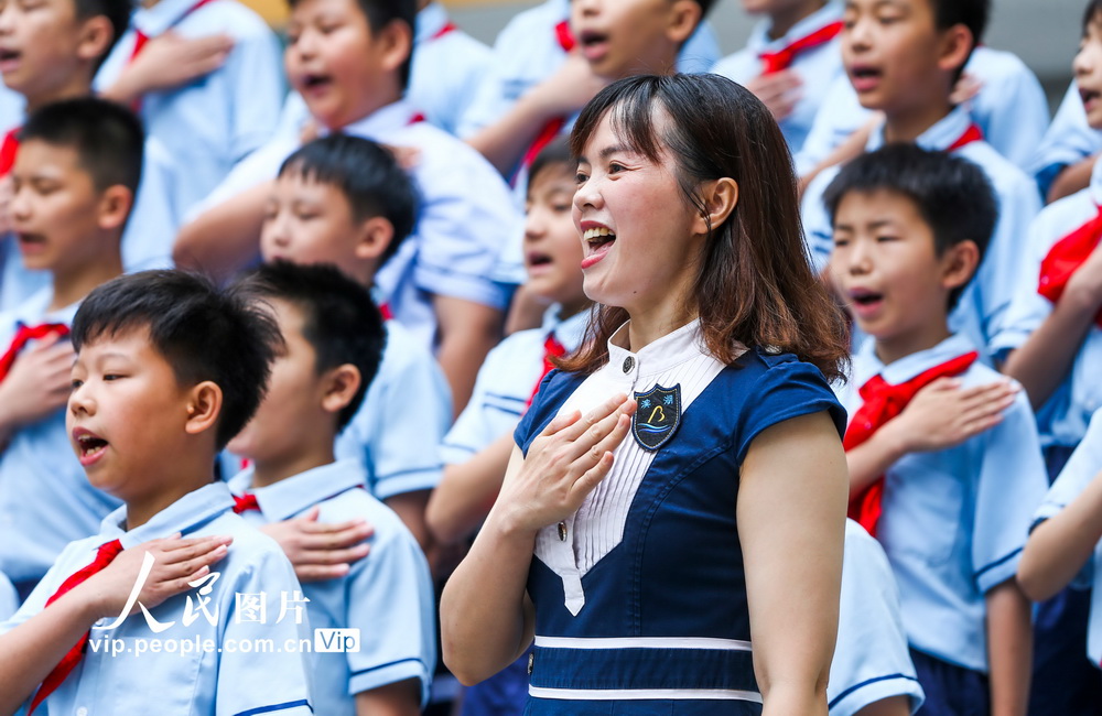 5月31日，南寧市濱湖路小學長虹校區的師生們同唱紅色歌曲。