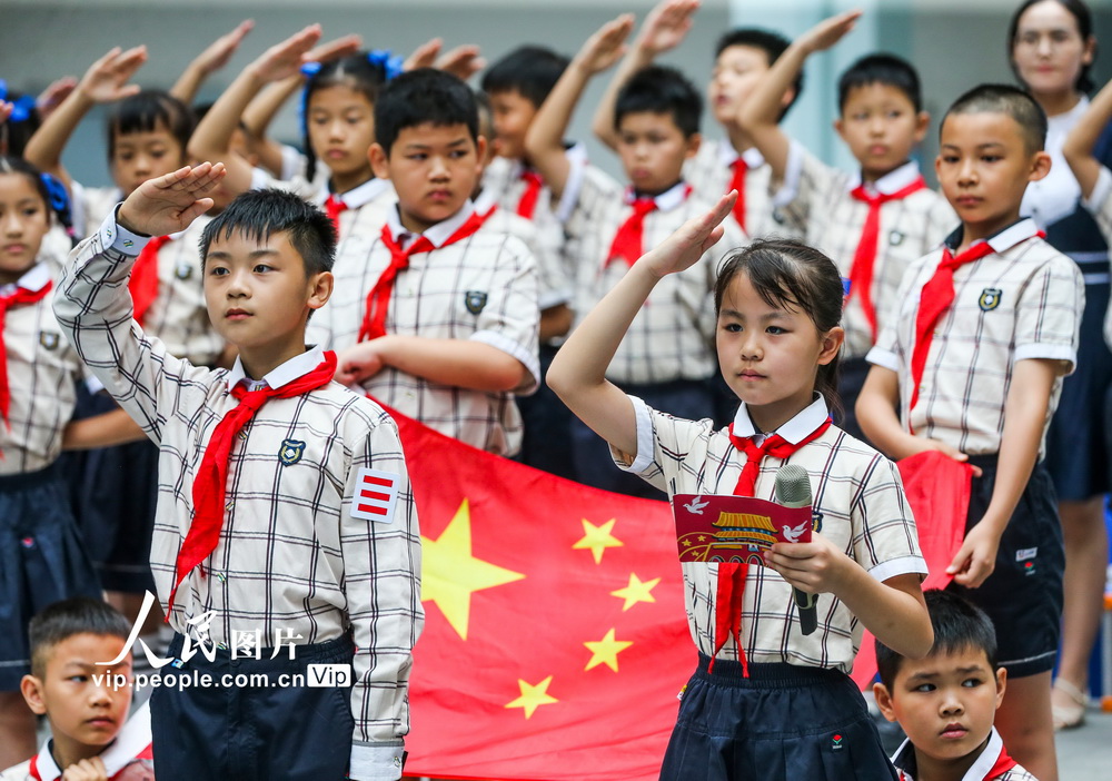 5月31日，南寧市濱湖路小學長虹校區的學生們在朗誦紅色經典。