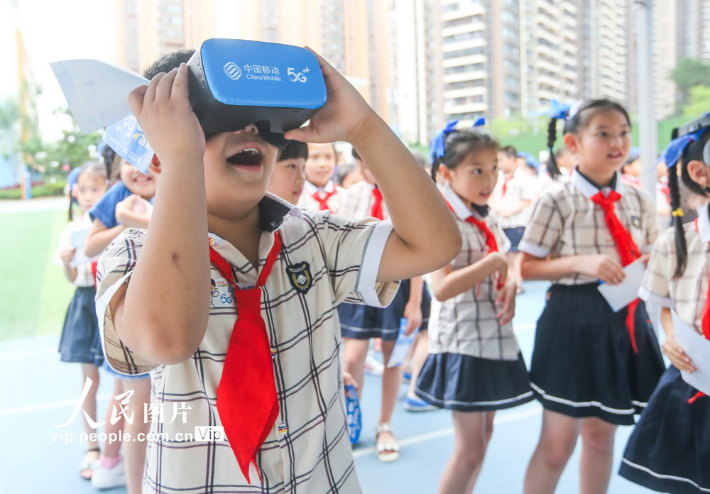 5月31日，南寧市濱湖路小學長虹校區的學生在體驗中國移動VR設備。