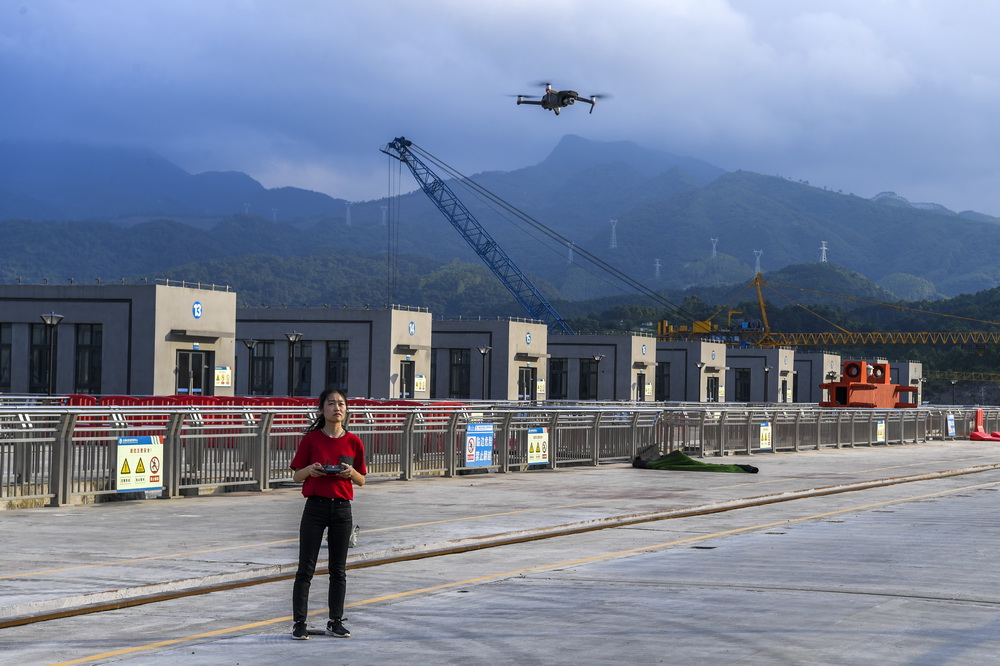 袁婷在大藤峽水利樞紐大壩上放飛無人機開展周邊地理環境監測作業（5月29日攝）。