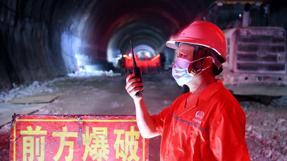 一名負責人下達爆破指令，德興隧道隨后貫通（5月31日攝）。