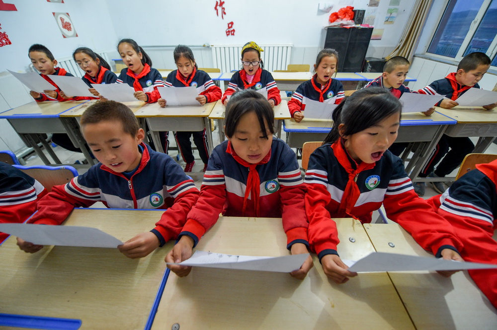 5月28日，大庫倫鄉小學的孩子們練習朗讀。
