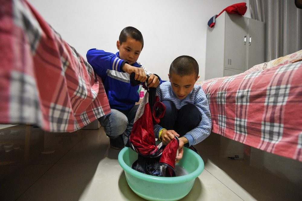 5月28日，大庫倫鄉小學的孩子們在宿舍裡洗衣服。