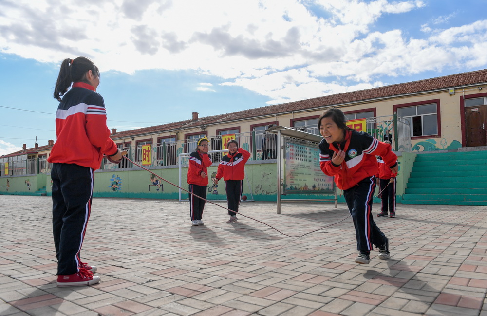 5月28日，大庫倫鄉小學的孩子們上體育課。