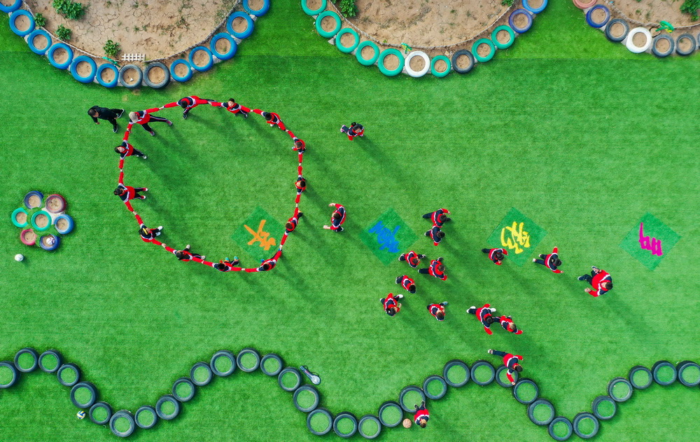 5月28日，大庫倫鄉小學的孩子們上體育課（無人機照片）。