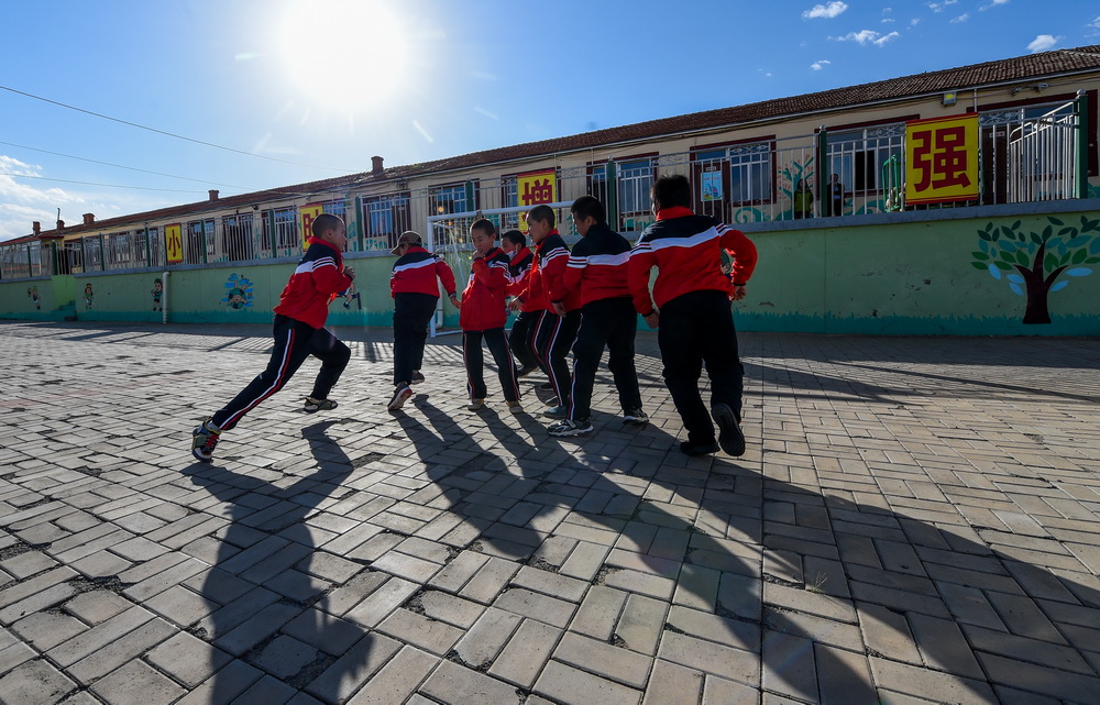 5月28日，大庫倫鄉小學的孩子們上體育課。