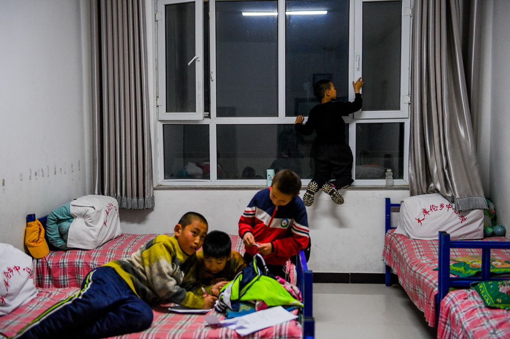 5月28日，大庫倫鄉的孩子們在宿舍裡准備休息。