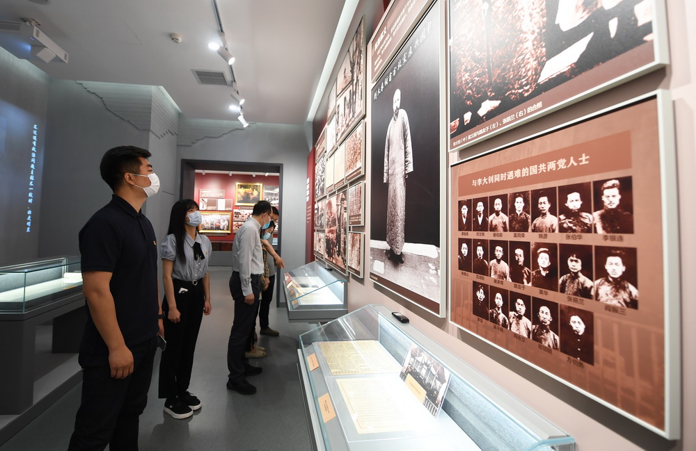 6月1日，在北京市萬安公墓內的李大釗烈士陵園，參觀者在觀看“不朽的功勛——李大釗生平事跡展”。新華社記者 任超 攝