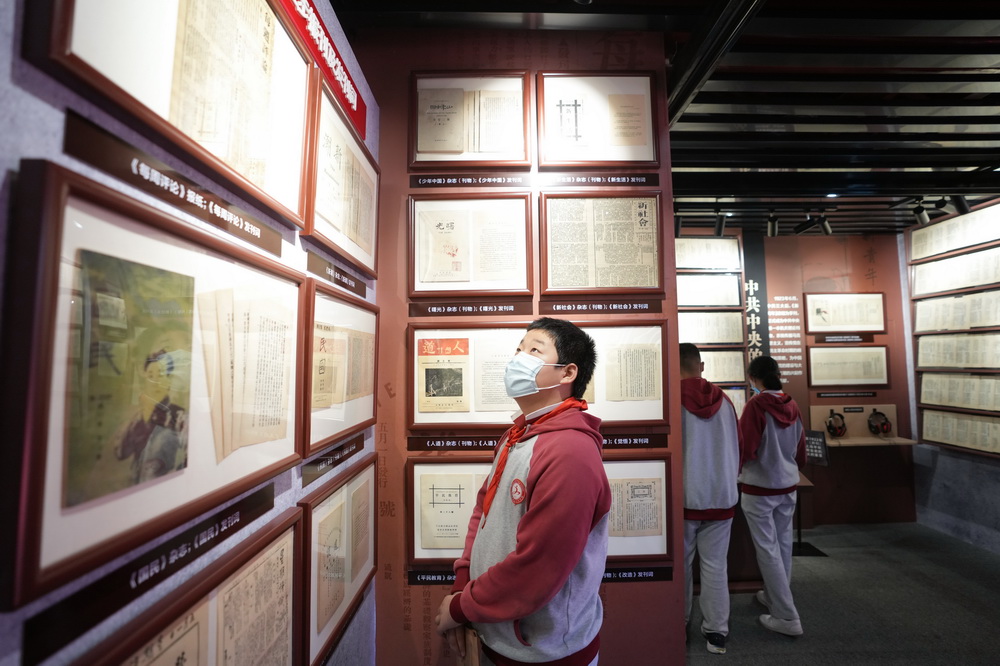 6月1日，北京市第二十七中學的學生在《新青年》編輯部舊址（陳獨秀舊居）觀看展覽。新華社記者 鞠煥宗 攝