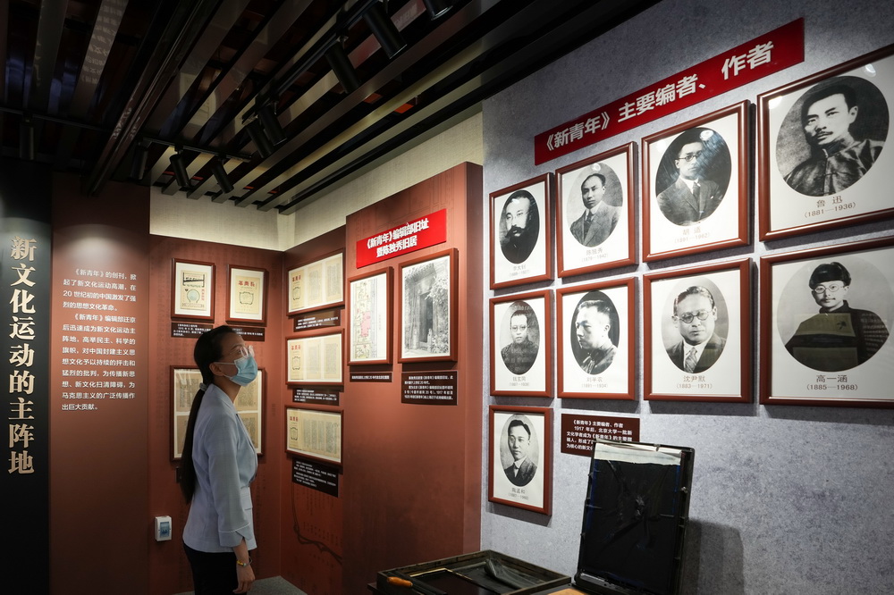 6月1日,一位参观者在《新青年》编辑部旧址(陈独秀旧居)观看展览.