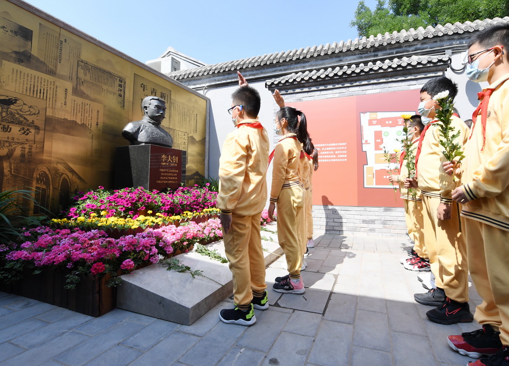 6月1日，前來參觀李大釗故居的學生為李大釗像獻花。新華社記者 張晨霖 攝